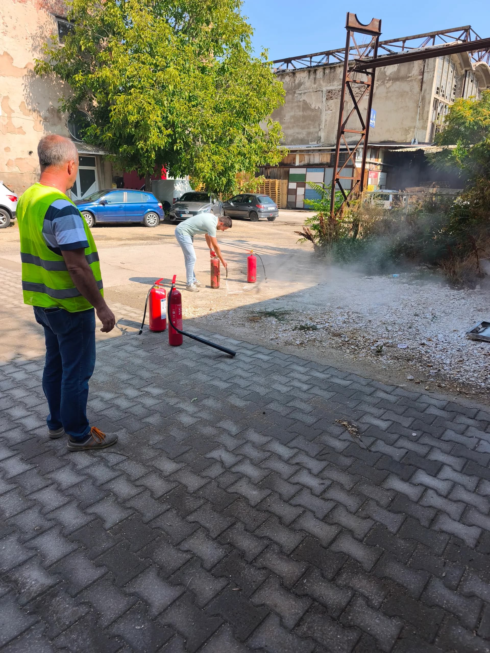 Практична вежба за гаснење пожар со вработени на отворен простор